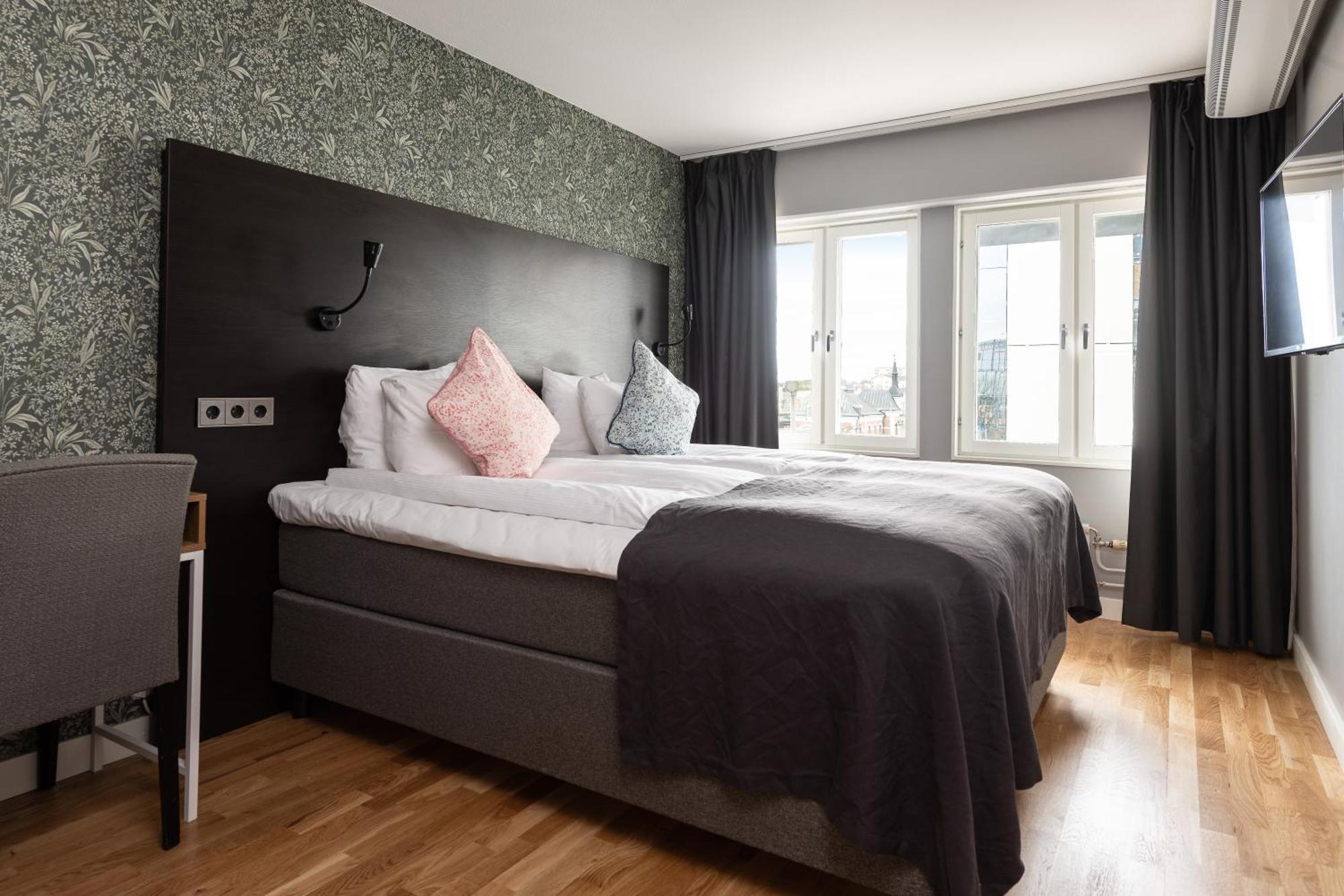 Plaza Hotel 4*